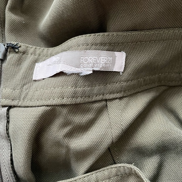 Size S/M, forever 21. Never worn. Green mini skirt with pockets! - Picture 2 of 4